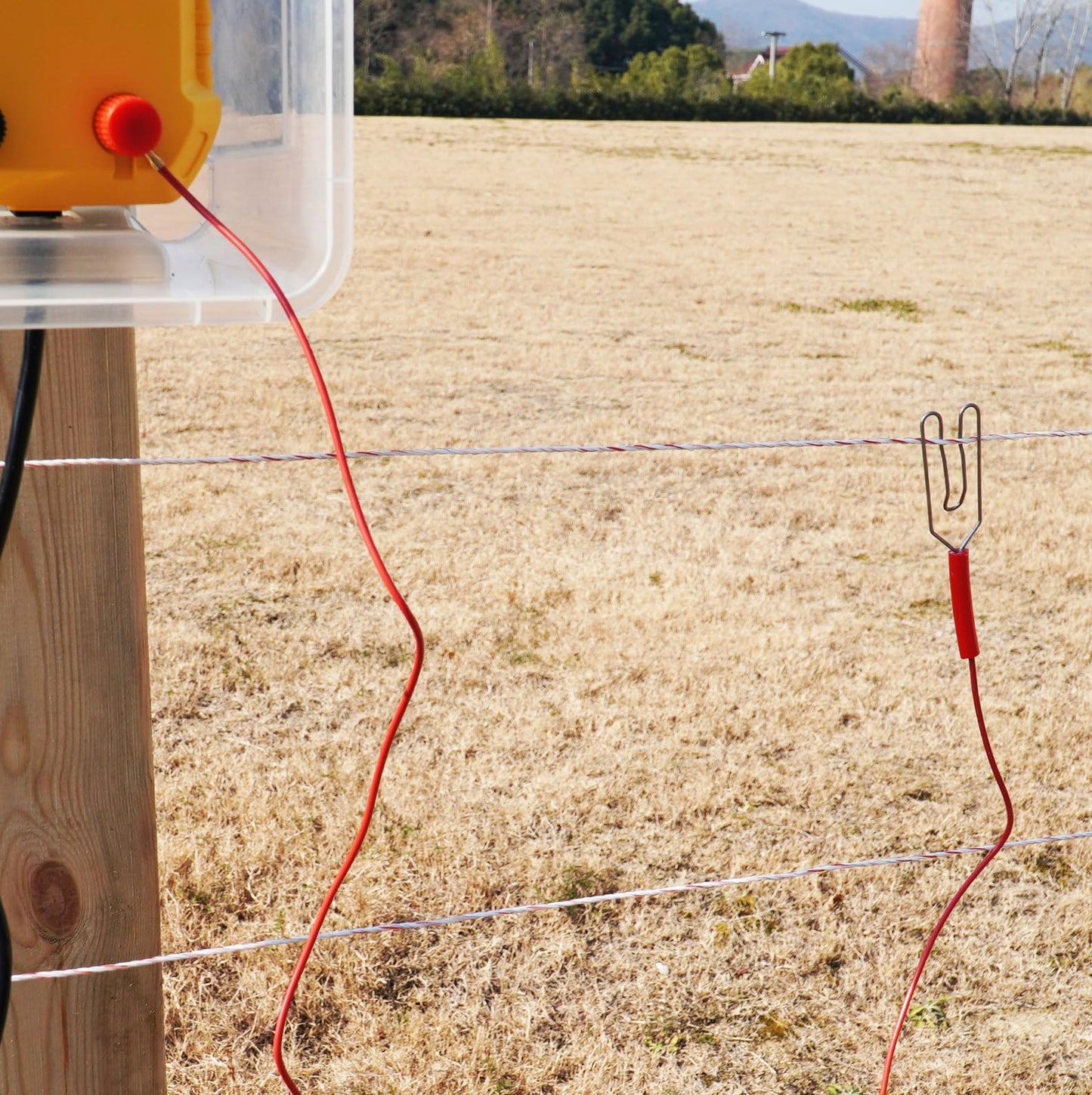 FenceMate Battery Powered Electric Fence Charger Output 0.5J up to 10 Miles to Contain Poultry, Livestock, Fencer to Protect Homestead, Garden, Pond, Orchard,Peak 10 kV, Low Impedance Fence Energizer