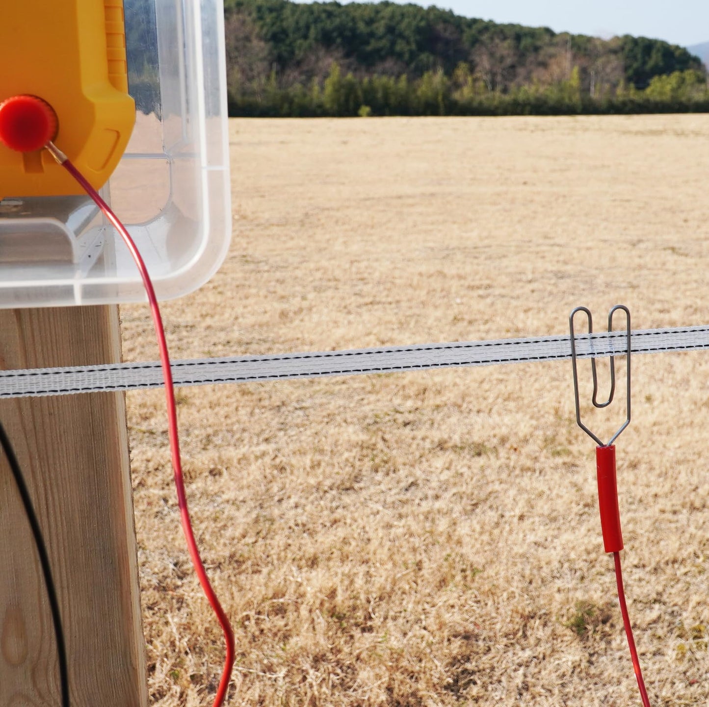 FenceMate Battery Powered Electric Fence Charger Output 0.5J up to 10 Miles to Contain Poultry, Livestock, Fencer to Protect Homestead, Garden, Pond, Orchard,Peak 10 kV, Low Impedance Fence Energizer
