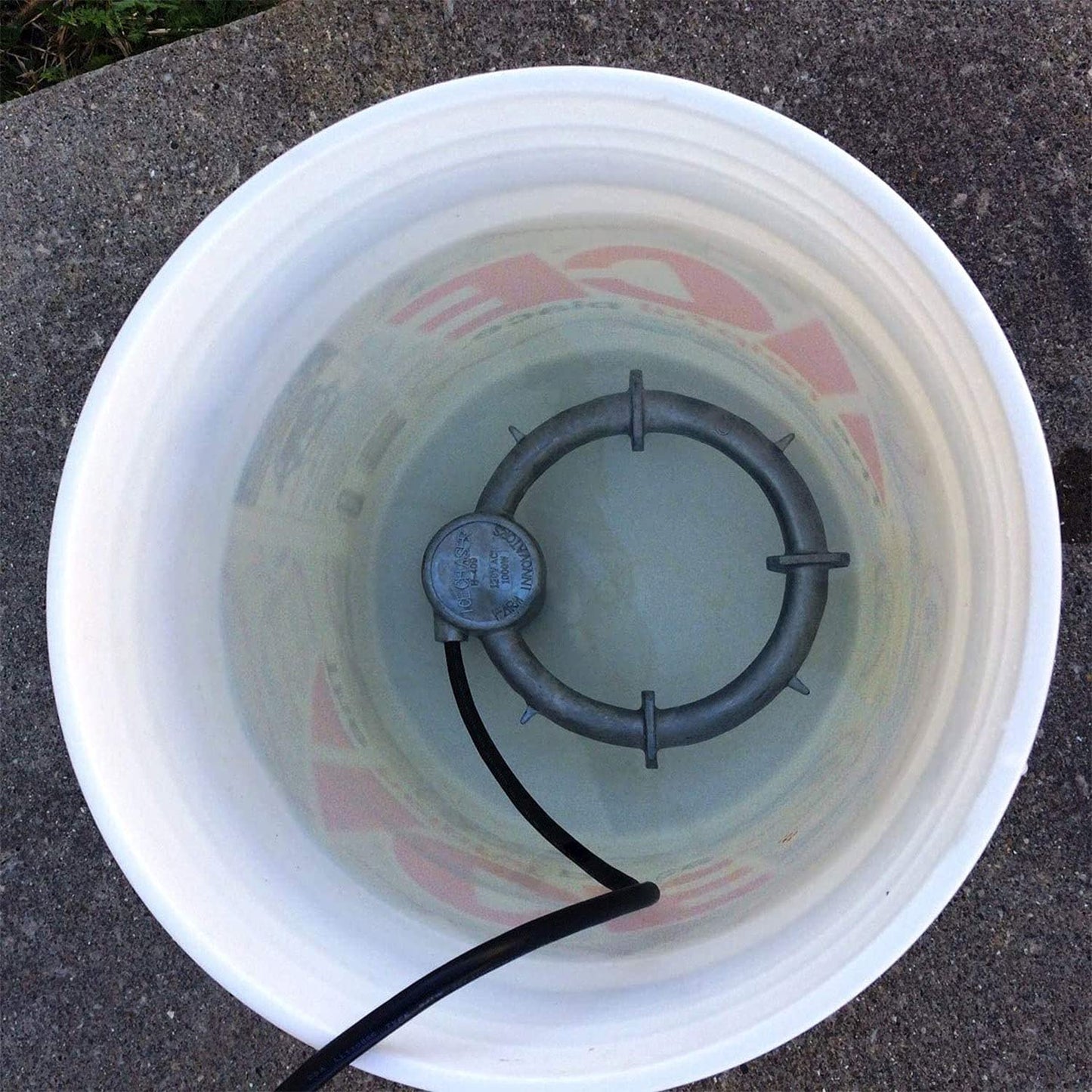 Farm Innovators Model W-409 Submergible Bucket Livestock Water 1000 Watt Heater with Attached Guard
