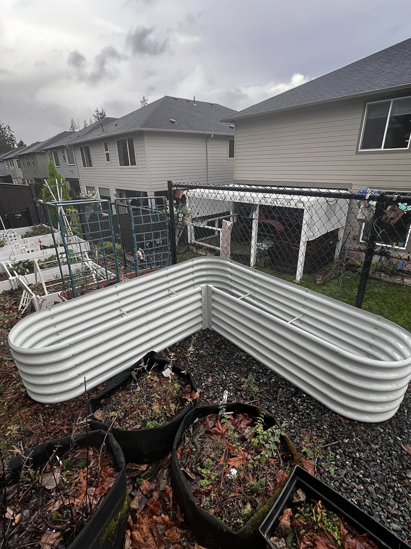 A ANLEOLIFE Heart-Shaped Galvanized Raised Garden Beds Outdoor,81x81x18in Large Metal Planter Box for Planting Vegetables Flowers Herb, Anti-Rust & Easy-Setup, Antique White