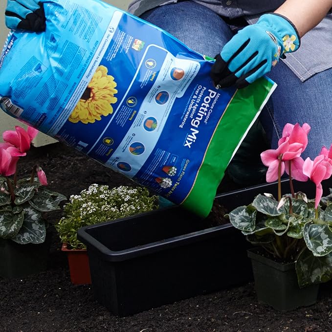 Miracle-Gro Moisture Control Potting Mix, For Container Plants, Protects against Over- and Under-Watering, 6 qt.